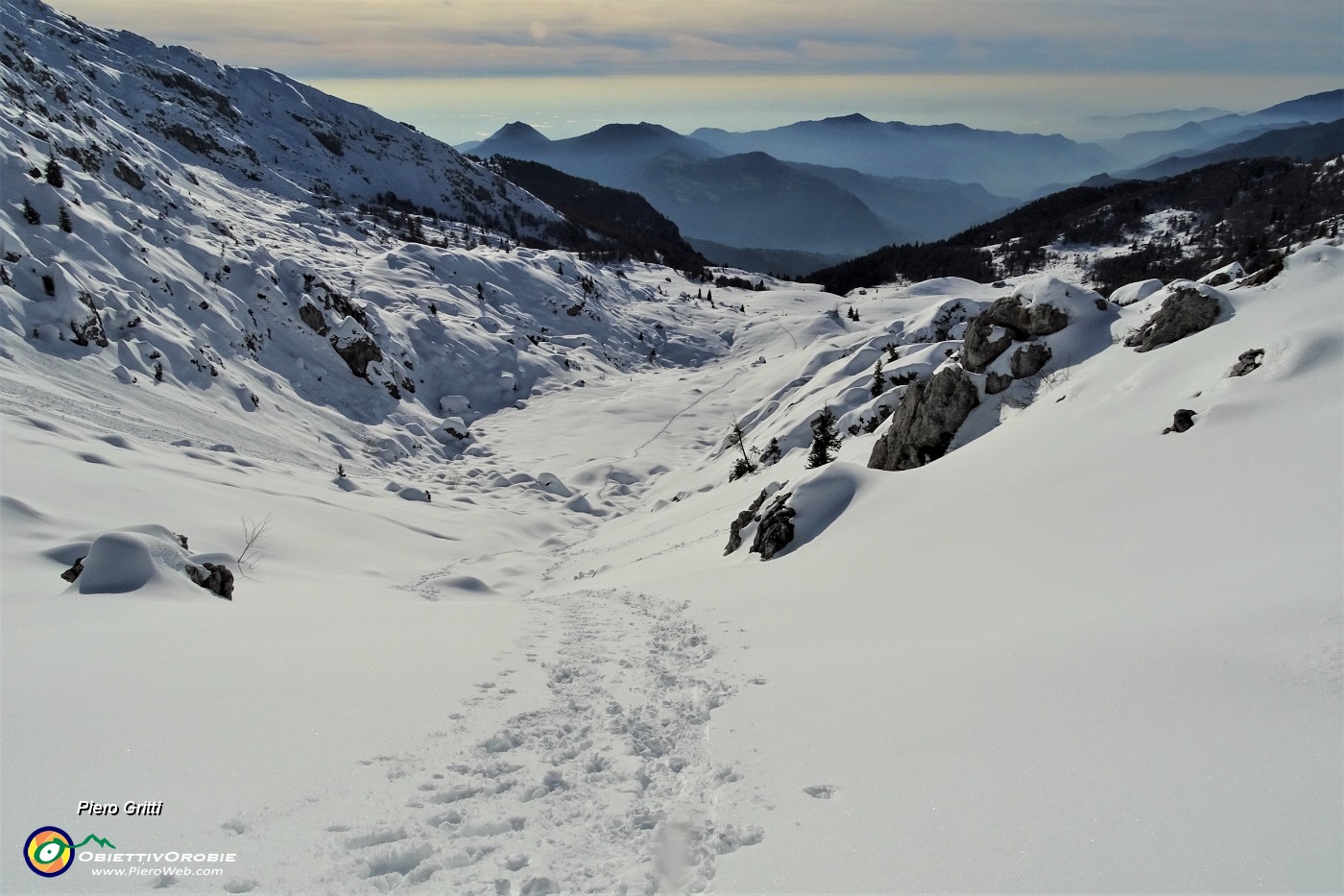 43 Vista sul percorso di salita, ben ripido nell'ultimo tratto, scendo con attenzione per andare al Passo .JPG